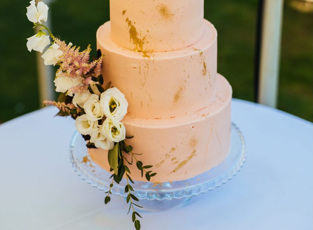 fresh flowers on wedding cake